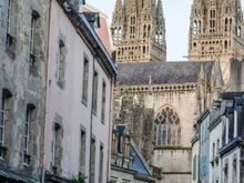 In small towns, taxis typically favor medical appointment runs for locals. We finally found *'Taxi Iza' to take us back from Douarnenez to Quimper. Our female driver also had a 6 yr old boy, Malik, in the back seat beside me. She first took him to the Pluguffan school where his mom worked. En route, I attempted to make conversation, "Vous aime rugby?" His hilarious response: "Je DETESTE tous les sports!!" *phone 02 98 743737