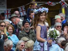 One of those flowery members, all in purple and having a good time. The procession was led by a specific float. This was the one carrying the abovementioned teen Queen-elect on her throne, dragged by the Morris dancers. 