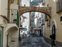 As for TV, fans of 'Two Greedy Italians' may already know that chef Gennaro Contaldo and his sidekick, were both originally from Minori. This arch shown above was the very spot where poor Gennaro last saw his mother alive prior to his departing for London as a young man during the sixties. *Gennaro is the same chef who was shown on Stanley Tucci's CNN London episode, where they gather wild arugala before retiring to cook together at Tucci's London home.