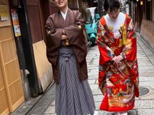 Autumn is a popular time for wedding photos. 