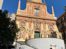 Continuing the walk along Via Vittorio Colonna, we pass the Chiesa di Santa Teresa a Chaia.