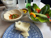 Hummus and crispy veggies