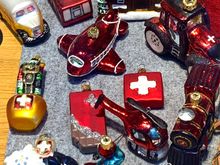 
Want a touch of Switzerland for your Christmas tree? Here is a selection. My favorites are the chocolate bar and the cowbell. Yours?