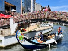 Molicero under the bridge with ribbons 