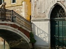 In all, Venezia has 400 bridges.