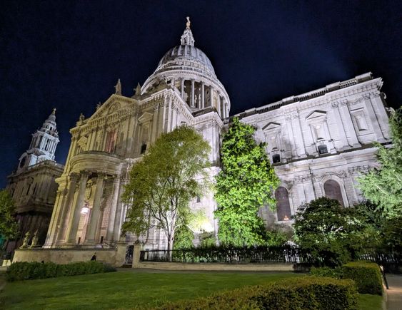 Coming off the bus near St. Paul's Cathedral