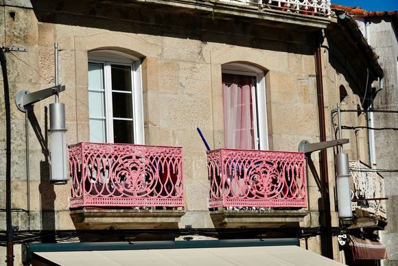 Never seen pink wrought iron before. Gruezi, maybe in NO, lol.