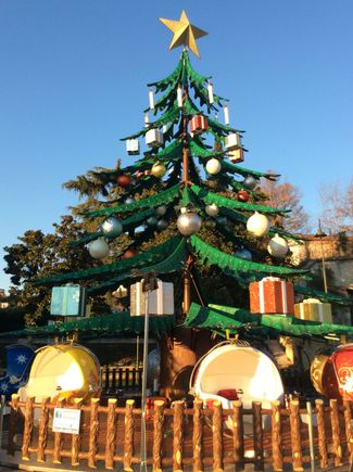 Christmas tree merry-go-round in Verona a few days ago

