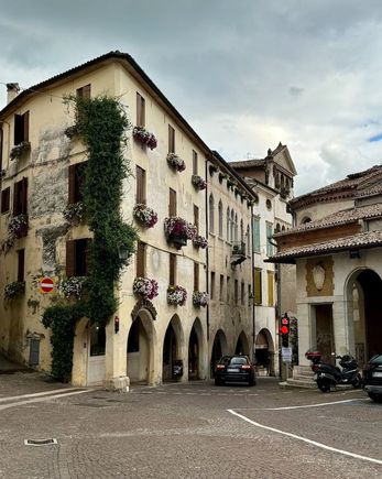 Hotel Duse, where we stayed in 1991, is right on the main square