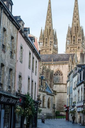 In small towns, taxis typically favor medical appointment runs for locals. We finally found *'Taxi Iza' to take us back from Douarnenez to Quimper. Our female driver also had a 6 yr old boy, Malik, in the back seat beside me. She first took him to the Pluguffan school where his mom worked. En route, I attempted to make conversation, "Vous aime rugby?" His hilarious response: "Je DETESTE tous les sports!!" *phone 02 98 743737