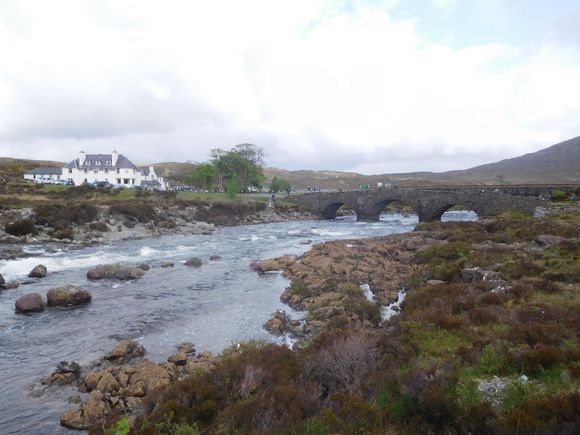 The Old Bridge and Sligachan Hotel : 