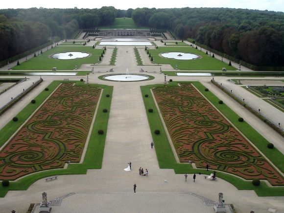 Wedding photos in the rain Vaux Le Vicomte