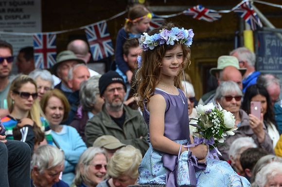 One of those flowery members, all in purple and having a good time. The procession was led by a specific float. This was the one carrying the abovementioned teen Queen-elect on her throne, dragged by the Morris dancers. 
