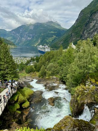 Heading back to the village of Geiranger 