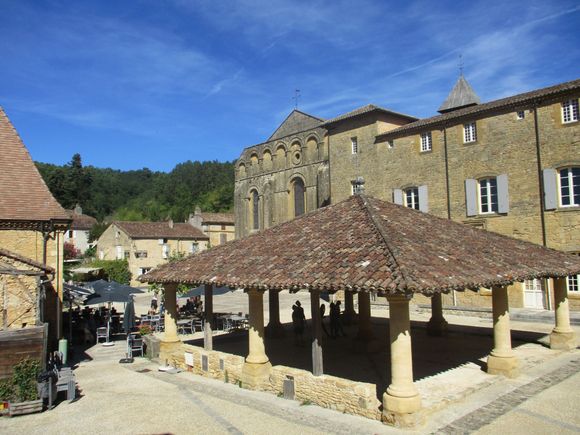 Cadouin - abbaye and covered market