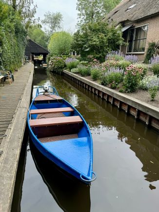 Pretty canals and beautiful homes 