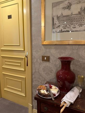 Staff brings unfinished plate to my room, with lovely bread sticks....snack on during siesta hours....the plates always seem to be bare before dinnertime.