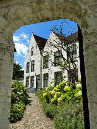 Entering the 'Princely Beguinage Ten Wijngaarde' with its white-coloured house fronts and tranquil convent garden was founded in 1245. This little piece of world heritage was once the home of the beguines, emancipated lay-women who nevertheless led a pious and celibate life. For centuries, the Bruges beguinage has been inhabited continuously. Today, some nuns from the Order of Saint Benedict and Order of Vincent de Paul live there, as well as single women from Bruges.