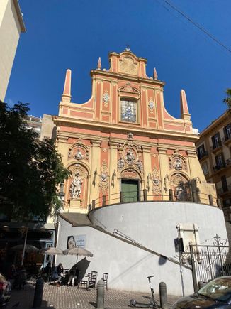 Continuing the walk along Via Vittorio Colonna, we pass the Chiesa di Santa Teresa a Chaia.