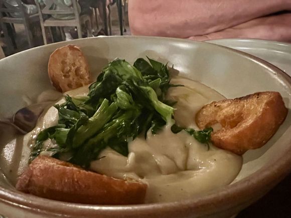 Facade bean purée with chicory. 