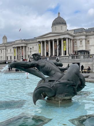 Shot of the water court in front of the National Gallery
