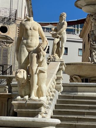 Because of the nudity of the statues, the square became known as Piazza della Vergogna (Square of Shame).
