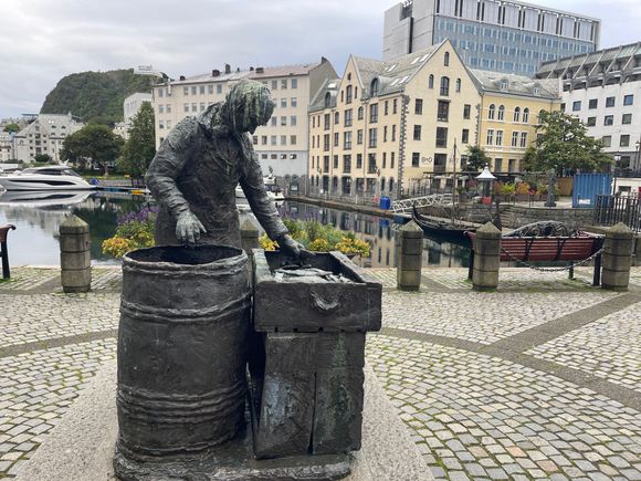 Sildekona-Herring Woman statue