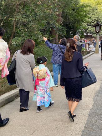 There is a tradition in which children who are 3, 5, and 7 are celebrated. They’re brought to the shrine and their family gives thanks to the gods for their health and pray for continued protection in the future. We saw children and their families dressed up for this wonderful tradition. 