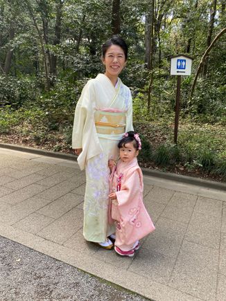 There is a tradition in which children who are 3, 5, and 7 are celebrated. They’re brought to the shrine and their family gives thanks to the gods for their health and pray for continued protection in the future. We saw children and their families dressed up for this wonderful tradition. 