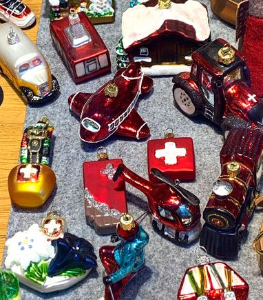 
Want a touch of Switzerland for your Christmas tree? Here is a selection. My favorites are the chocolate bar and the cowbell. Yours?