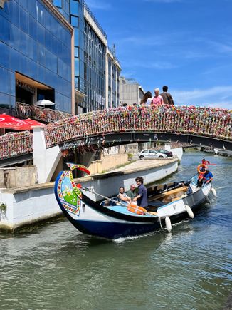 Molicero under the bridge with ribbons 