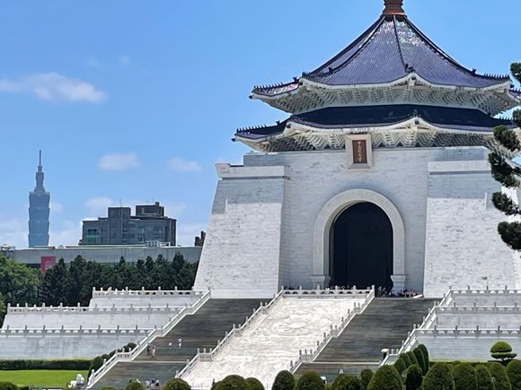 Front view with Taipei 101 in the back.