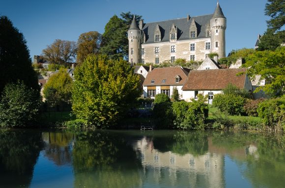But the following day=nous sommes du soleil! The art of flaneur is front-and-center when strolling here. The bucolic 'Balcons de l'Indrois' riverside trails are a must and will take you directly to the tasty food awaiting at the aforementioned Ecole de Gourmande restaurant. Bring your sketchbook. There are a couple of benches. This was where an Agricultural Fair was held in 1923. There, explorer Maurice Billy reenacted his recent Sahara crossing in a caterpillar-tracked Citroen vehicle. 