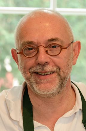 This is Frederic, the chef-owner of l'ecole Gourmande restaurant in Montresor. He also writes cookbooks. He was a one-person show the day that we had lunch there in that old schoolroom. His beetrave appetizer was one of the best ever--bravo! Great porc Provencal and rhubarb crumble dessert. *Funny coincidence : we did not realize it during the meal, but the engaging Brit-born Tourism Office rep (Rebecca) whom we hoped to later meet for the first time, turned out to be dining right next to us!