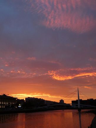 Sunrise in Le Havre this morning.  But now I'm back in Paris, so I won't be seeing that again.