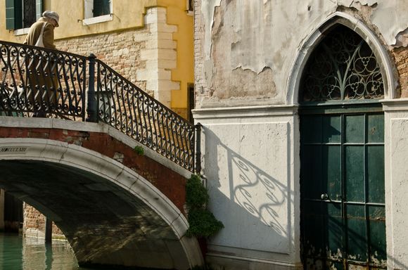 In all, Venezia has 400 bridges.