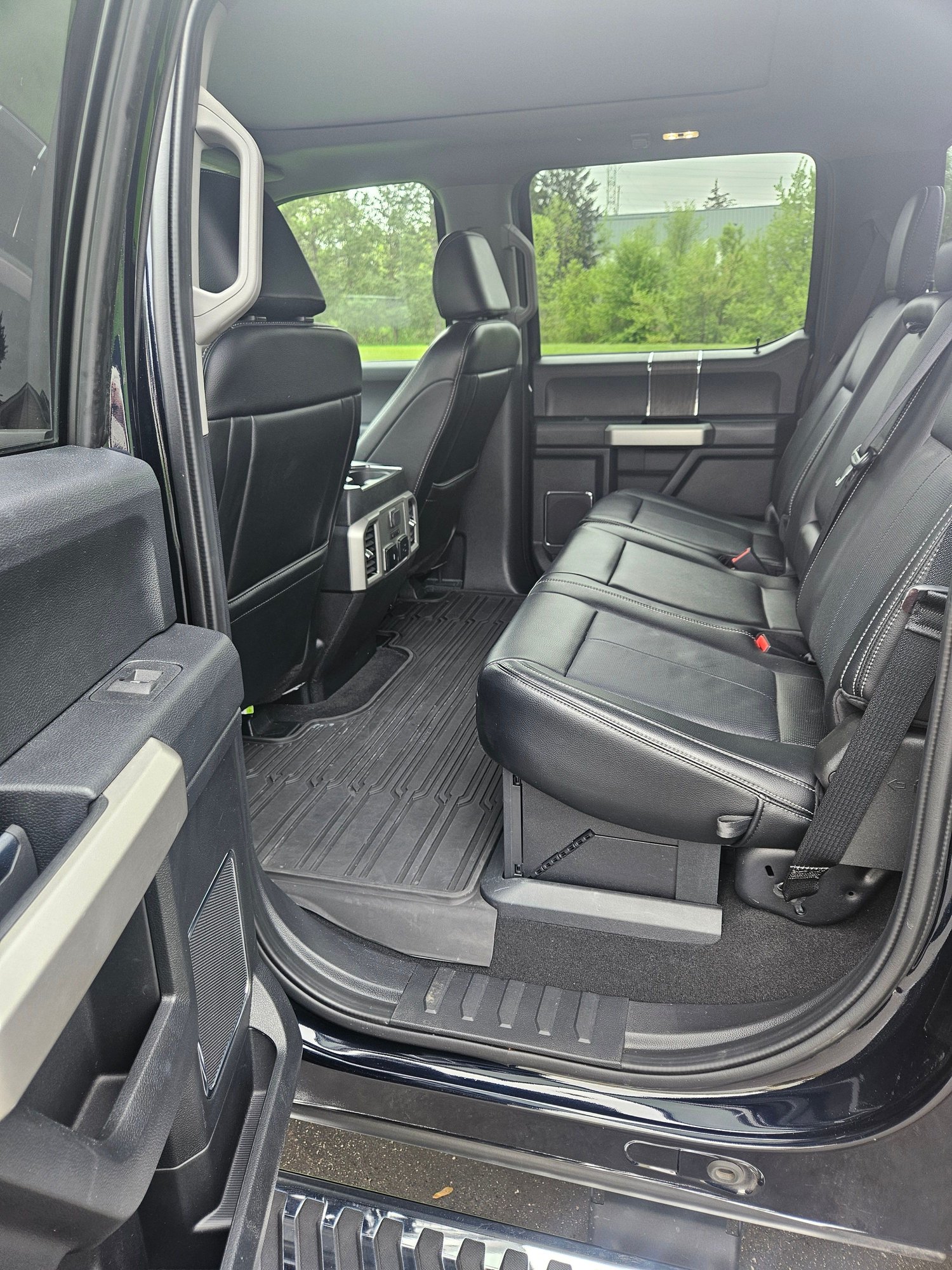 2021 Ford F-350 - 2021 F350 Dually beautiful Antimatter Blue 2 tone highly optioned Lariat trim F350 Dually for sale - Used - VIN 1FT8W3DT8MED78051 - 28,000 Miles - 8 cyl - 4WD - Automatic - Truck - Blue - Canton, MI 48187, United States