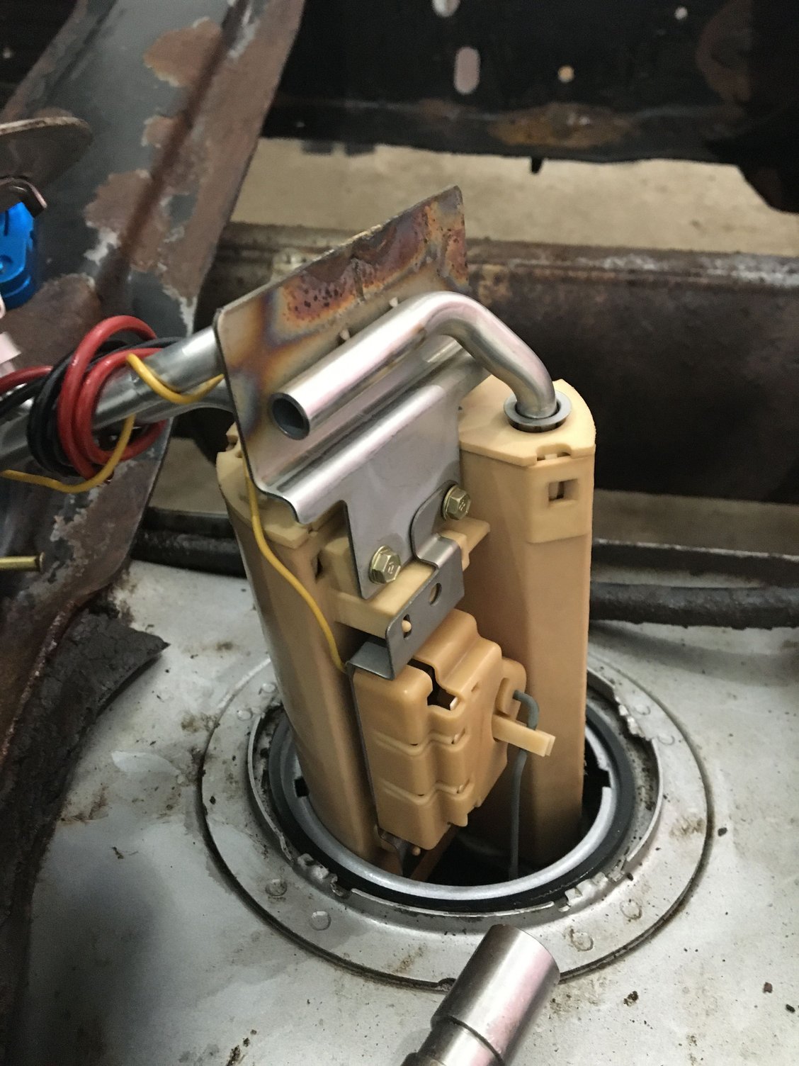 Fuel system sending unit / pump disassembled and fuel tank over flowing updated how it works