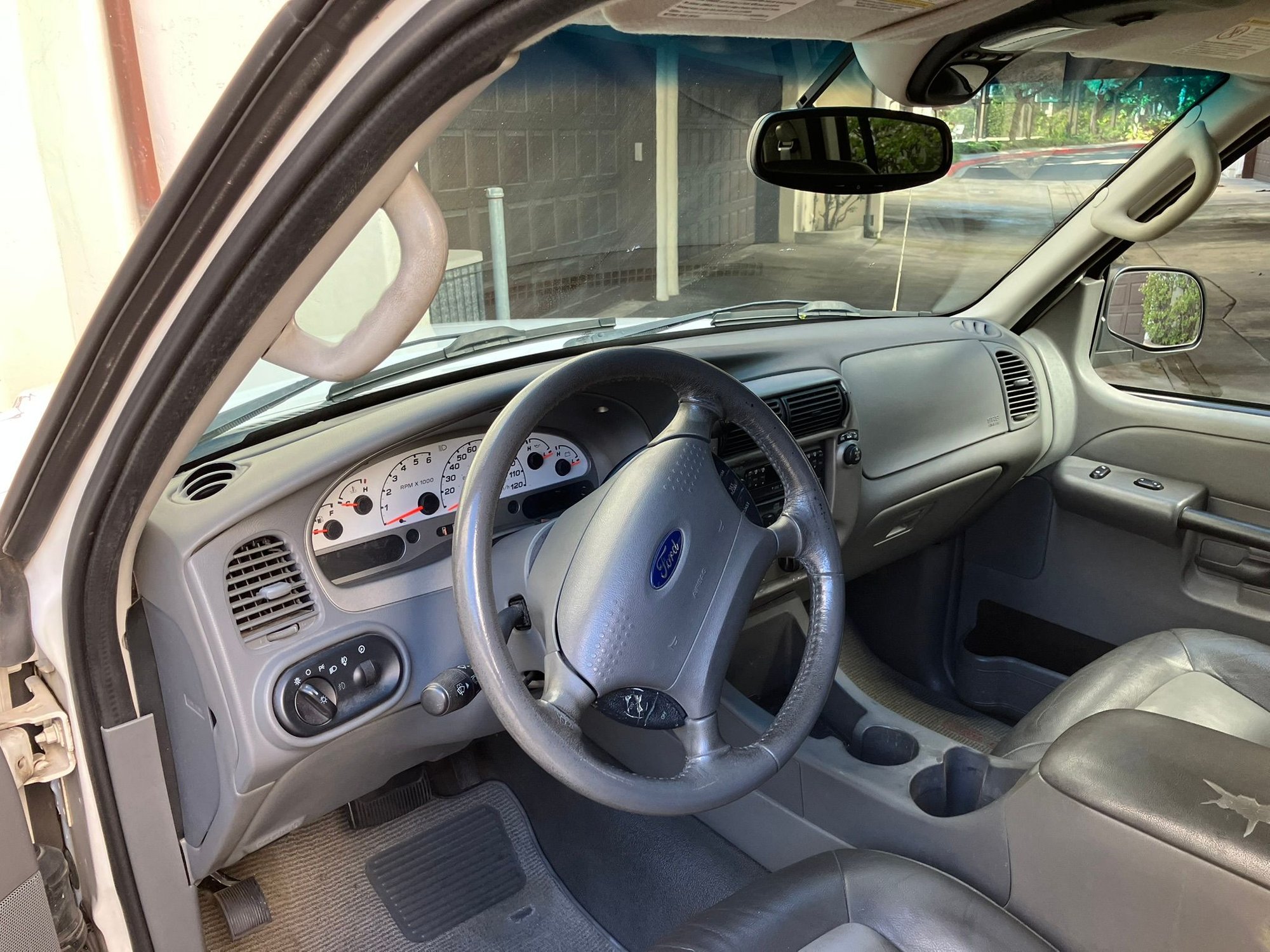 2004 Ford Explorer Sport Trac - 2004 Ford Explorer Sport Trac XLT - Used - VIN 1FMZU67K34UA15415 - 200,071 Miles - 6 cyl - 2WD - Automatic - SUV - White - San Diego, CA 92037, United States