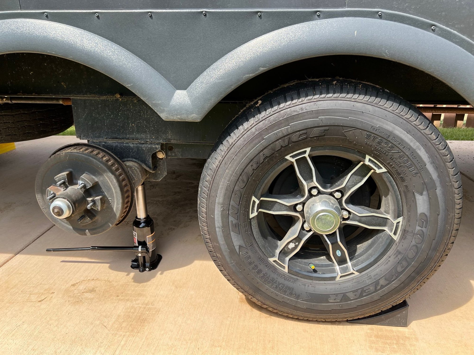 Can You Safely Jack Up an Unattached Fifth Wheel with Dexter Torsion