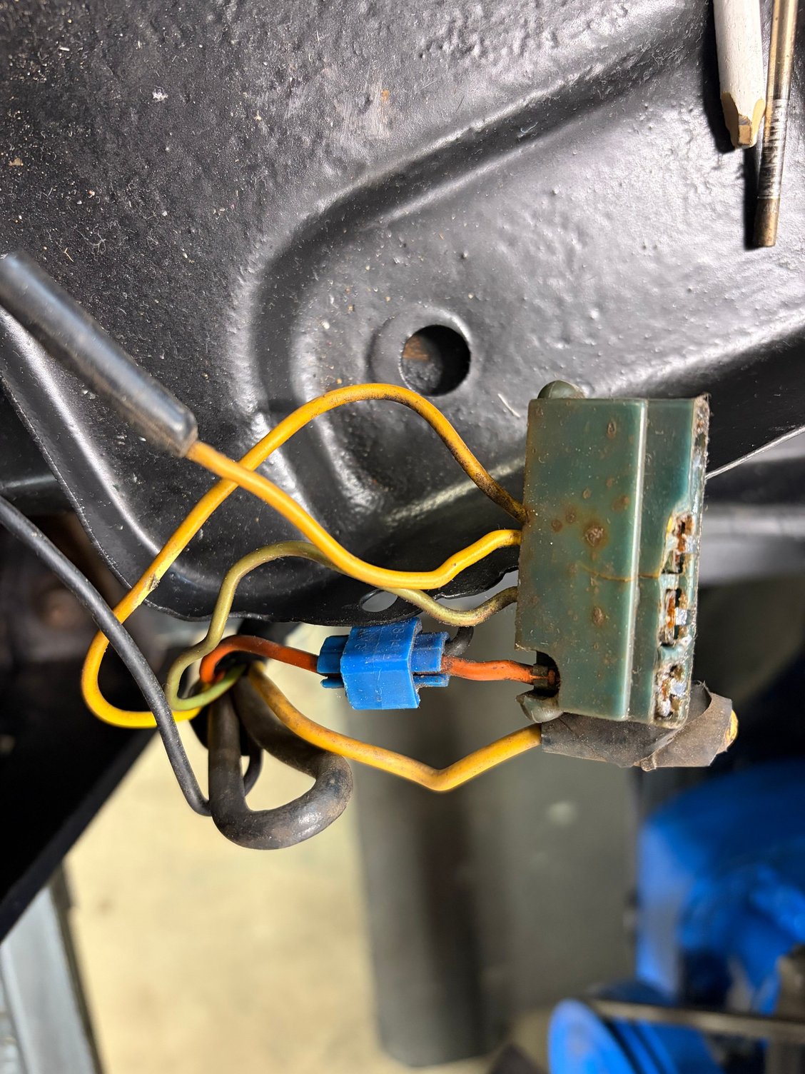 1970 f100 360. The plug for the voltage regulator. Can someone help me with this mess.