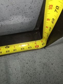 Side-to-side floor of bed at the tailgate