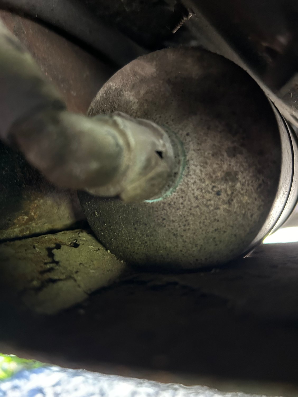 What are the fittings on the fuel filter and how to remove them?