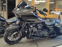 Saw this one at Clinton Ia Harley on Saturday. Beautiful color, love that orange tank logo.