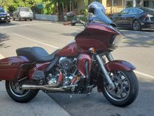 After tourpak. Im really starting to love this bike...finally. its taking a while but its coming together nicely. Next up, black fork sliders and cartridges, then a new seat. 