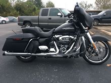 1k mile service just done, added slip ons, fairing pouch, waiting on solo signature series seat set to get here. Missing spot lamps, engine heat guards, heated grips, few other things. My only way of transportation for now, very limited on time to work on it. So far very-very happy with the new scoot. 😍😍😍