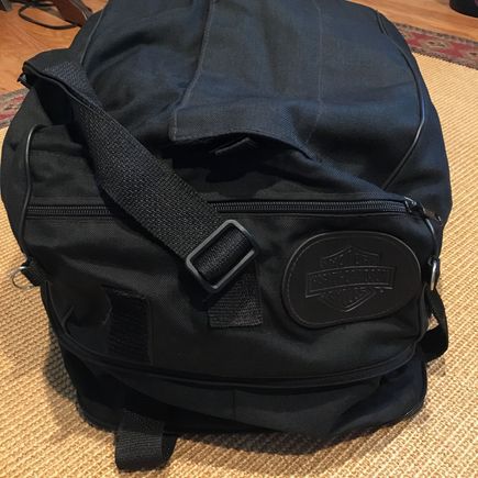 bag for top box rack. Velcro straps secure it to the rack. Includes expansion zipper - holds lots of stuff.