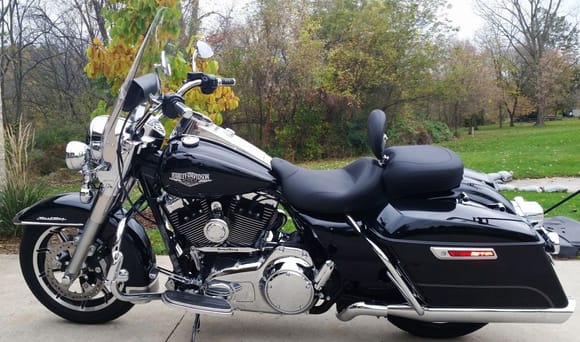 '14 Road King with '13 CVO handlebars, Mustang Vintage Solo seat w/built-in backrest and 13" wide passenger pillion.