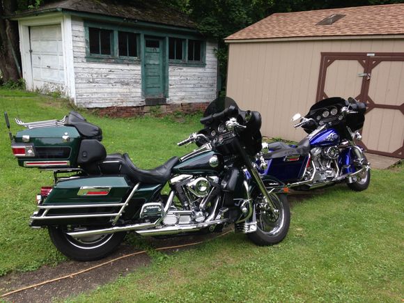 Here is a pic of my '98 ultra in Mystique Green and Vivid Black.  I really miss that bike.