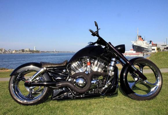 2004 QueenMary V-Rod
Fully custom V-Rod with a 21" front wheel, Viper Front Fender, Custom rear fender, 360 brakes front and back!
Look Ma! no Rotors or Calipers!
240 rear tire, air ride, Gator seat and Toxic Pipes to mention a few items!
